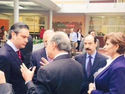 Nuño (i) estuvo presente en la Primaria Doctor Agustín Rivera. TWITTER / @aurelionuno