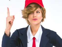 El vestuario incluye una camisa blanca, una corbata roja , un saco azul y unos diminutos shorts. ESPECIAL / yandy.com