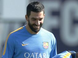 La FIFA ha insistido al club que hasta la ventana de invierno no puede contratar a Arda Turan. EFE / A. García