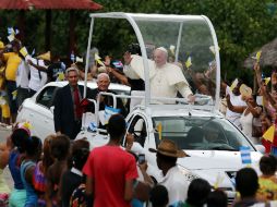No obstante la intensa lluvia, recorrió las calles y saludó a cientos de personas a bordo del vehículo descapotado. EFE / A. Ernesto