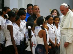 Los pobladores cubanos se reunieron para saludarlo. EFE / A. Ernesto