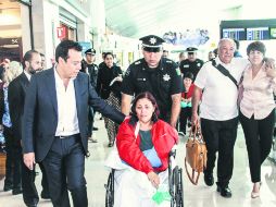 Carmen Susana Calderón Gallegos arribó al aeropuerto tapatío en silla de ruedas, y fue recibida por Roberto López Lara. ESPECIAL /