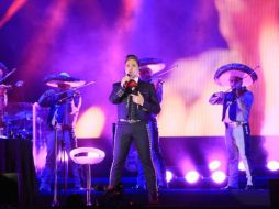 Ataviado con un traje negro, el cantante salió al escenario acompañado de sus músicos para interpretar ''Cóncavo y convexo''. TWITTER / @feriazac