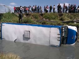 El midibús de la ruta 644-A, número económico S-0872, se fue hacia la barrera de contención y cayó sobre su costado dentro del canal. ESPECIAL / UEPCBJ