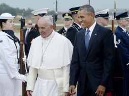A su llegada a EU, el Papa fue recibido por el presidente Barack Obama. EFE / O. Douliery