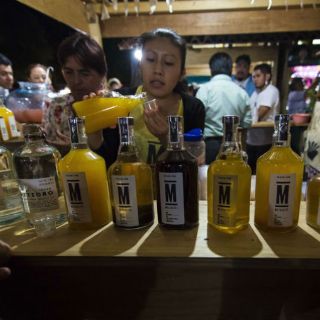 Las mujeres, presentes en la producción mezcalera