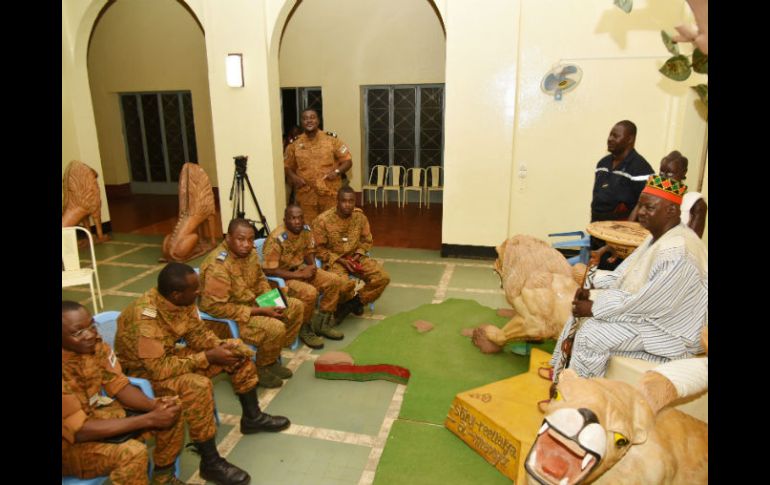 Los grupos se reunieron en la casa de Mogoh Naba, líder del grupo étnico Mossi, una figura muy respetada en el país. AFP / S. Kambou