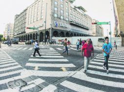 A los peatones les pareció extraño ver un paso de cebra diagonal, pero poco a poco aprovecharon para cruzar directo a su destino. EL INFORMADOR / P. Franco