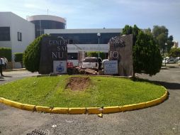 El lavacoches se impactó justo frente al ingreso del Laboratorio Estatal de Salud Pública, del hospital de Zoquipan. ESPECIAL /