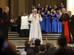 Durante la misa de canonización del fraile en Washington, Bergoglio invita a todos los cristianos a vivir con alegría. EFE / P. Semansky