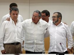 Juan Manuel Santos (i), Raúl Castro (c) y el máximo líder de las FARC, Rodrigo Londoño. EFE / O. Barria