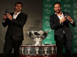 Los ex tenistas chilenos Fernando González (izquierda) y Nicolas Massú estuvieron presentes en el sorteo realizado ayer en Santiago. EFE / F. Trueba