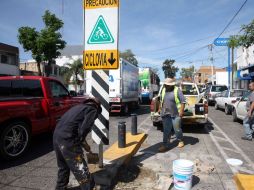 Personal de la Semov realiza trabajos de señalización en la ciclovía de Avenida La Paz, en su cruce con Enrique Díaz de León. EL INFORMADOR / M. Vargas