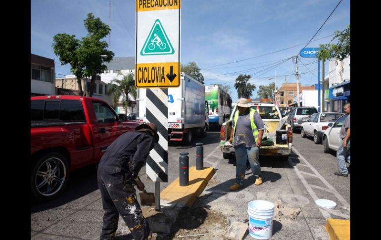 Personal de la Semov realiza trabajos de señalización en la ciclovía de Avenida La Paz, en su cruce con Enrique Díaz de León. EL INFORMADOR / M. Vargas