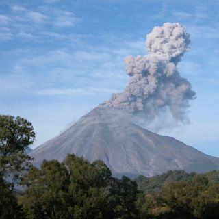 Volcán El Colima emite fumarola de 1.5 kilómetros con ceniza