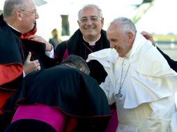 El cardenal Timothy Dolan (i) y el arzobispo de Nueva York, Bernardito Auza (c) saludan a Francisco en su llegada. AFP / C. Ruttle