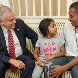 Niña que pidió al Papa por migrantes se reúne con Basáñez