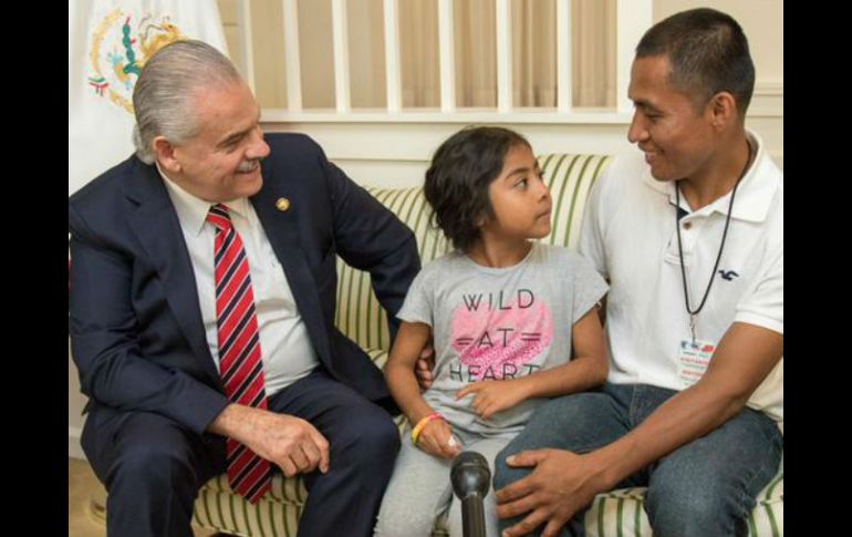 La Embajada de México en EU comparte algunas fotos del encuentro de Miguel Basáñez con la niña y su padre. TWITTER / @EmbamexEUA