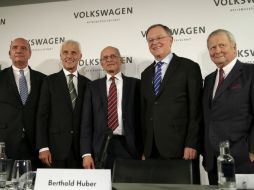 Matthias Mueller (segundo a la izq.) es el nuevo director de Volkswagen; la compañía espera que esta decisión restaure su marca. AP / M. Sohn