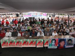 El Senado respalda las peticiones de los padres de los normalistas, un pliego petitorio de ocho puntos, que recibió Peña Nieto. AP / M. Ugarte