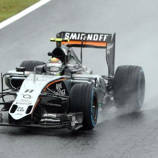 'Checo' Pérez sufre en prácticas por los estragos de la lluvia
