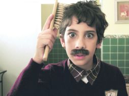 Santiago Torres interpreta a 'Ulises', quien enfrenta la repentina aparición de bigote. ESPECIAL /