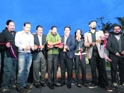 Ramiro Hernández, Aristóteles Sandoval y María Luisa Urrea, junto a escultores, cortaron el listón. EL INFORMADOR / P. Franco