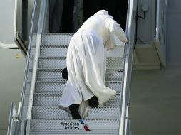 El Papa Francisco tropieza al subir a su avión que lo llevaría de la ciudad de los rascacielos a Filadelfia. AFP / E. Muñoz