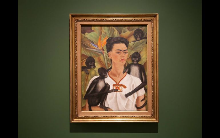 Frida Kahlo protagoniza junto a otras mujeres surrealistas una exposición inédita en el Instituto Tomie Otake en Brasil. EFE / S. Moreira