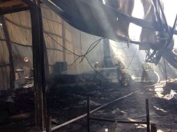 Los tragahumos comienzan labores para extinguir completamente el fuego en todas las área una vez que fue sofocado. ESPECIAL / UEPC