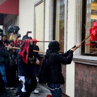 Encapuchados provocan disturbios en marcha por los 43