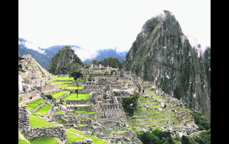 Vista  de la Ciudadela de Machu Picchu con la gran roca del Huayna Picchu al fondo. EL INFORMADOR / P. fernández somellera