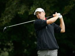 Jordan Spieth observa su tiro de salida del tercer hoyo en el Tour Championship en Atlanta, Georgia. AFP / S. Halleran