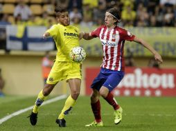 Jona dos Santos disputa el balón con Filipe Luis, en el duelo ganado por los amarillos. EFE /  D. Castelló
