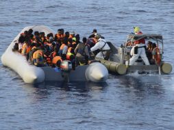 Socorren a más de 800 personas que navegaban a la deriva en el mar Mediterráneo, en operaciones de la guardia costera italiana. EFE /