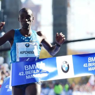 Eliud Kipchoge triunfa en el maratón de Berlín