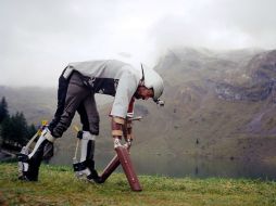 Thomas Thwaites pasó nueve meses estudiando como convertirse en cabra. YOUTUBE / afpes