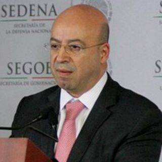 Renato Sales visita a policía lesionado en caída de helicóptero