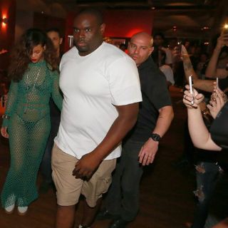 Guarura de Rihanna se pelea con fotógrafos en Río de Janeiro