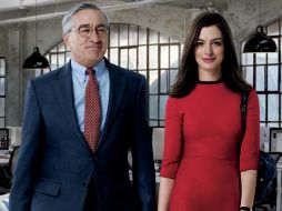 La película es protagonizada por Robert DeNiro y Anne Hathaway. ESPECIAL / Warner Bros. Pictures