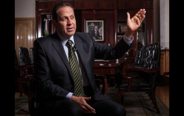 Eruviel Ávila asegura que con TappTaxi los concesionarios mexiquenses podrán competir. SUN / ARCHIVO