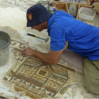 Arqueólogos hallan mosaico de mil 500 años en Israel