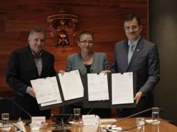 Jorge Arana y Tonatiuh Bravo firmaron este martes las escrituras. TWITTER / @tonatiuhbp