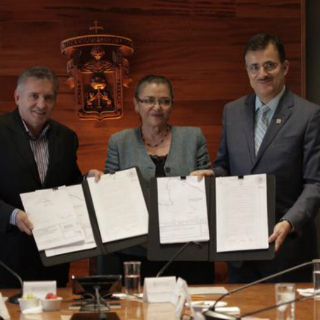 Tonatiuh Bravo recibe escrituras de CUTonalá