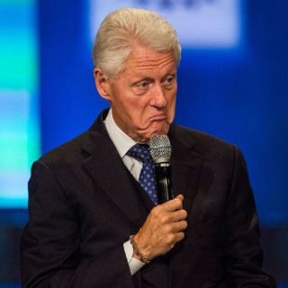 Bill Clinton defiende a su esposa de ataques de Trump