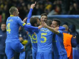 Filip Mladenovic (al centro), autor de dos goles en el partido, celebra con sus compañeros del BATE. AP / S. Grits