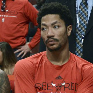 Derrick Rose se vuelve a lesionar; se lastima un ojo durante entrenamiento