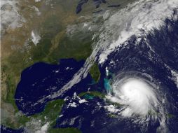 El huracán 'Joaquín' tiene vientos de 195 kilómetros por hora y puede intensificarse en las próximas 24 horas. AFP / HO