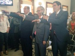 Ignacio Lapuente, Enrique Ibarra Pedroza y Juan Partida Morales, al momento de tomar protesta a sus cargos en el ayuntamiento tapatío. TWITTER / @GuadalajaraGob