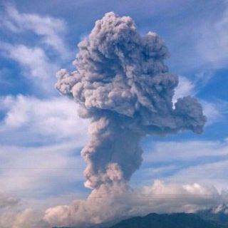 Volcán El Colima lanza fumarola de dos kilómetros con ceniza